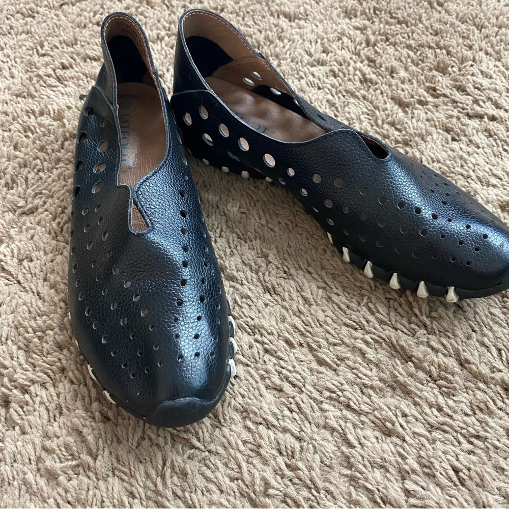 Litfoot Black Leather Women’s slip-on flats with Sleek Design. Sz 8.5, EU 39